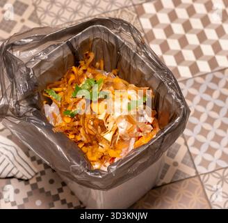 Mülleimer mit Schälungen für Lebensmittelgemüse Stockfoto