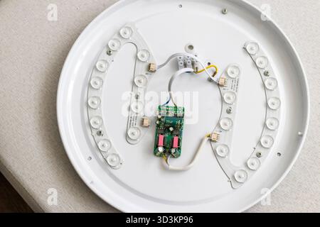 Die Abbildung zeigt eine elektronische Leiterplatte, insbesondere eine Konstantstrom-LED-Treiberplatine. Stockfoto