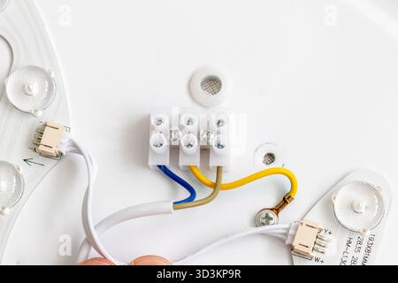 Die Abbildung zeigt die interne Verkabelung einer LED-Deckenleuchte. Stockfoto