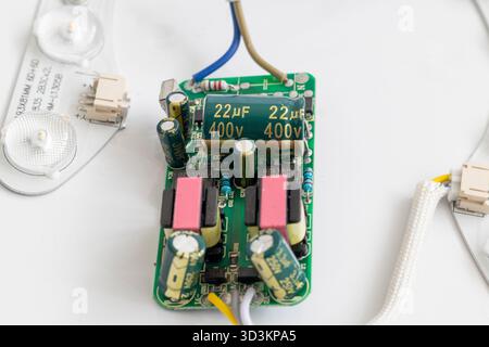 Die Abbildung zeigt eine elektronische Leiterplatte, insbesondere eine Konstantstrom-LED-Treiberplatine. Stockfoto