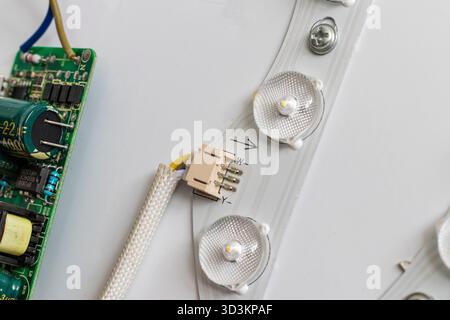 Die Abbildung zeigt eine elektronische Leiterplatte, insbesondere eine Konstantstrom-LED-Treiberplatine. Stockfoto