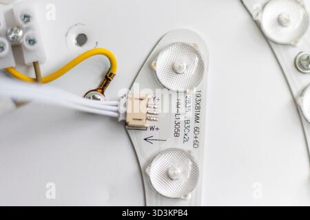 Die Abbildung zeigt die interne Verkabelung einer LED-Deckenleuchte. Stockfoto