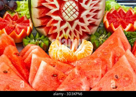 Dekorativ geschnittene Früchte. Stücke von Wassermelone, Kiwi, Orange und Grapefruit Stockfoto