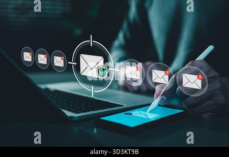 E-Mail-Sicherheit und Spam-Schutz. Person, die ein Smartphone mit Symbolen für verifizierte Post- und Warnumschläge verwendet, stellt eine sichere Kommunikation dar. Stockfoto