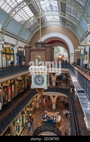 Die königliche Uhr hängt im Queen Victoria Building (QVB), einem Einkaufszentrum an der George Street in Sydney, New South Wales, Australien. Stockfoto