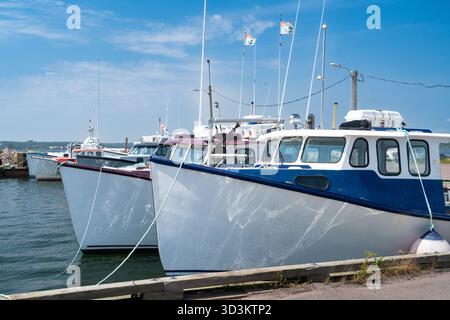 Hummer-Fischerboote wurden am Kai auf der ländlichen Prince Edward Island, Kanada, festgebunden. Stockfoto