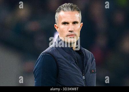 Stuttgart, Deutschland. November 2025. Fußball: Europa League, VfB Stuttgart - Feyenoord Rotterdam, Vorrunde, Spieltag 4, MHPArena. Coach Robin van Persie (Feyenoord Rotterdam) steht vor dem Spiel im Stadion. Quelle: Tom Weller/dpa/Alamy Live News Stockfoto