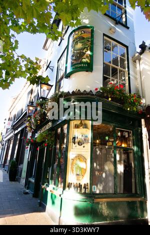 Nutshell Pub in Bury St Edmunds, Suffolk, England, der 15 Fuß mal 7fft misst und bis 2016 behauptete, der kleinste Pub Großbritanniens zu sein Stockfoto
