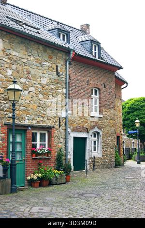 Friedliche Kopfsteinpflasterstraße von Stolberg mit alten Häusern, die mit Blumen dekoriert sind. Steht für ein langsames Leben, Kleinstadtcharme und nachhaltigen Tourismus. Stockfoto
