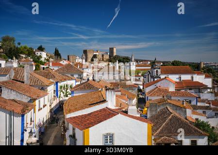 Atemberaubender Blick aus der Luft auf Obidos, eine mittelalterliche Stadt in Portugal, mit Schloss, Stadtmauern und bezaubernden Dächern. Portugal Stockfoto