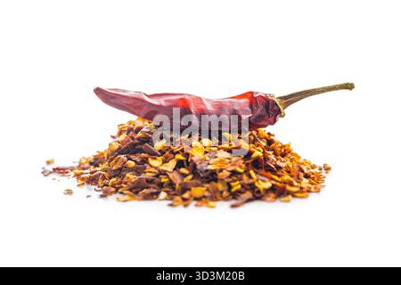 Rote Chilischoten. Gemahlene scharfe Paprika und getrocknete Chili, isoliert auf weißem Hintergrund. Stockfoto