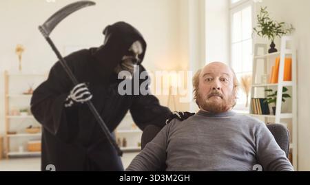 Ein älterer Mann fühlt sich dem Tod nähern, als der Sensenmann mit Sense in sein Haus kommt Stockfoto