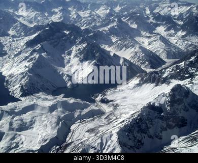 Luftaufnahme wunderschöne Landschaft der schneebedeckten Anden (Cordillera de los Andes), von einem Flugzeugfenster aus gesehen, in der Nähe von Santiago, Chile. Stockfoto