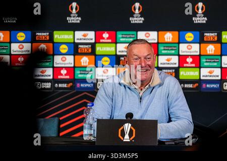 UTRECHT, NIEDERLANDE - 6. NOVEMBER: FC Utrecht-Cheftrainer Ron Jans nimmt am 6. November 2025 im Stadion Galgenwaard in Utrecht, Niederlande, an einer Pressekonferenz Teil, nach dem Spiel der UEFA Europa League 2025/26 League Phase MD4 zwischen dem FC Utrecht und dem FC Porto. (Foto: Rene Nijhuis) Stockfoto