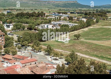Aus der Vogelperspektive vom Schloss Almansa auf die Landschaft und den Kreisverkehr mit dem Namen, seinen Bergen und dem Himmel im Hintergrund, Albacete, Spanien. Stockfoto
