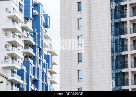Moderne Apartmenthäuser mit Balkon. Städtische Wohnarchitektur mit blauen und weißen Fassaden und vielen Balkonen. Modernes Gehäuse und Cit Stockfoto