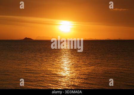 Tropischer Sonnenuntergang über dem Wasser mit Inselsilhouetten des Mu Ko Ang Thong National Marine Park. Koh Phangan, Thailand Stockfoto
