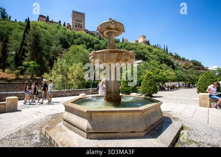 Wasserbrunnen auf der Promenade Paseo de los Tristes in Granada Spanien Stockfoto