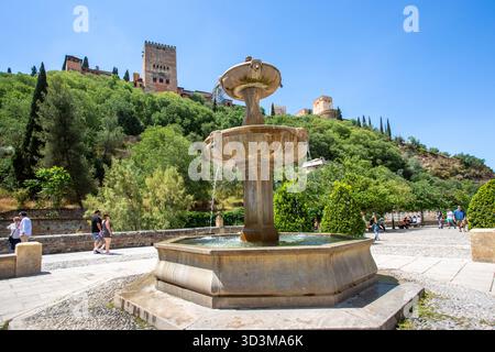Wasserbrunnen auf der Promenade Paseo de los Tristes in Granada Spanien Stockfoto