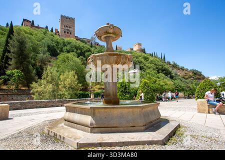 Wasserbrunnen auf der Promenade Paseo de los Tristes in Granada Spanien Stockfoto