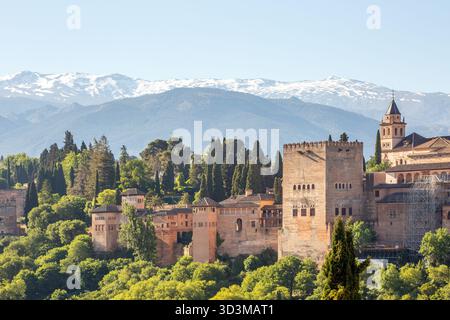 Die Alhambra, ein Palast- und Festungskomplex in Granada, Andalusien, am Fuße der schneebedeckten Sierra Nevada Stockfoto