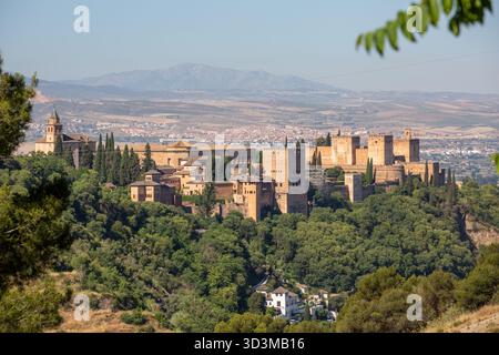 Die Alhambra, ein Palast- und Festungskomplex in Granada, Andalusien, Spanien. Es ist ein UNESCO-Weltkulturerbe und eine bekannte islamische Stätte Stockfoto