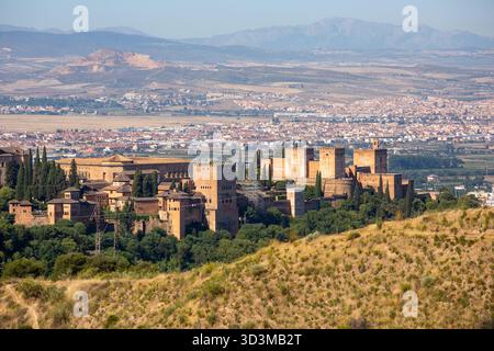 Die Alhambra, ein Palast- und Festungskomplex in Granada, Andalusien, Spanien. Es ist ein UNESCO-Weltkulturerbe und eine bekannte islamische Stätte Stockfoto