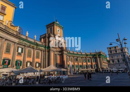Neapel, Italien - 5. August 2024: Das Convitto Nazionale Vittorio Emanuele II steht auf der Piazza Dante mit seinem Uhrenturm und der klassischen Fassade Stockfoto