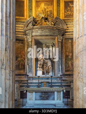 Rom, Italien - 16. Juli 2024: Pantheon. Kapelle des heiligen Josephs im Heiligen Land, mit seiner Statue und seinem Kind Jesus direkt über und hinter dem Altar. Teile Stockfoto