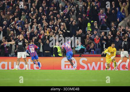 Selhurst Park, Selhurst, London, Großbritannien. November 2025. Europa Conference League Football, Crystal Palace gegen AZ Alkmaar; Ismaila Sarr von Crystal Palace feiert das 3. Tor des Spiels in der 57. Minute für 3-1 Credit: Action Plus Sports/Alamy Live News Stockfoto