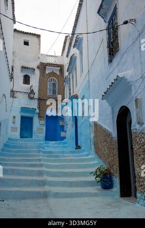 Ein fesselnder Blick auf die malerischen, engen Gassen von Chefchaouen, Marokko. Die ikonischen Gebäude sind in atemberaubenden Blau- und Weißtönen getaucht Stockfoto