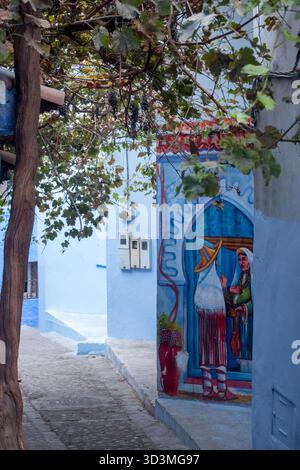 Chefchaouen, Marokko - 26. Oktober 2025: Ein fesselnder Blick auf die malerischen, engen Gassen von Chefchaouen, Marokko. Die ikonischen Gebäude sind Bade Stockfoto