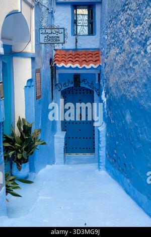 Chefchaouen, Marokko - 26. Oktober 2025: Ein fesselnder Blick auf die malerischen, engen Gassen von Chefchaouen, Marokko. Die ikonischen Gebäude sind Bade Stockfoto