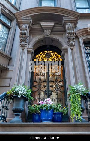 Ein herrliches Herrenhaus aus Brownstone befindet sich an der East 35th Street in Murray Hill, New York City, USA 2025 Stockfoto