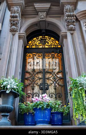 Ein herrliches Herrenhaus aus Brownstone befindet sich an der East 35th Street in Murray Hill, New York City, USA 2025 Stockfoto