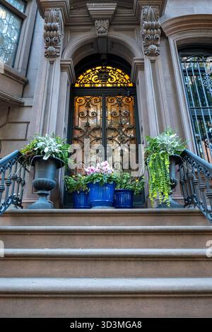 Ein herrliches Herrenhaus aus Brownstone befindet sich an der East 35th Street in Murray Hill, New York City, USA 2025 Stockfoto