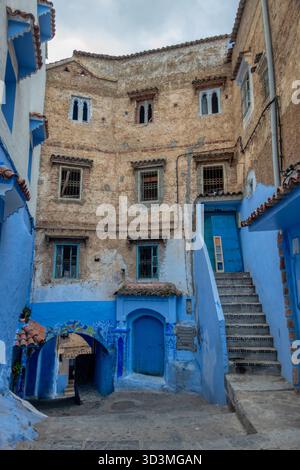 Ein fesselnder Blick auf die malerischen, engen Gassen von Chefchaouen, Marokko. Die ikonischen Gebäude sind in atemberaubenden Blau- und Weißtönen getaucht Stockfoto
