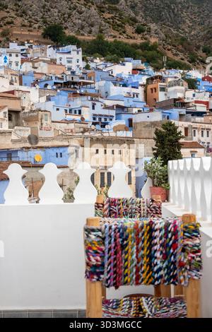 Häuser in Chefchaouen, Marokko. Die Gebäude sind auffallend in verschiedenen Farben von leuchtendem Blau und weiß gestrichen, charakteristisch für die sogenannte „Blue Pearl“ Stockfoto