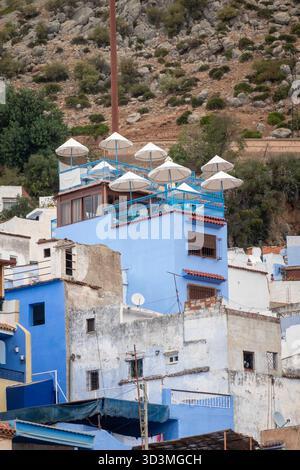 Häuser in Chefchaouen, Marokko. Die Gebäude sind auffallend in verschiedenen Farben von leuchtendem Blau und weiß gestrichen, charakteristisch für die sogenannte „Blue Pearl“ Stockfoto