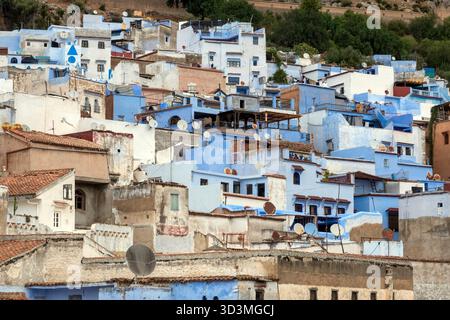 Häuser in Chefchaouen, Marokko. Die Gebäude sind auffallend in verschiedenen Farben von leuchtendem Blau und weiß gestrichen, charakteristisch für die sogenannte „Blue Pearl“ Stockfoto