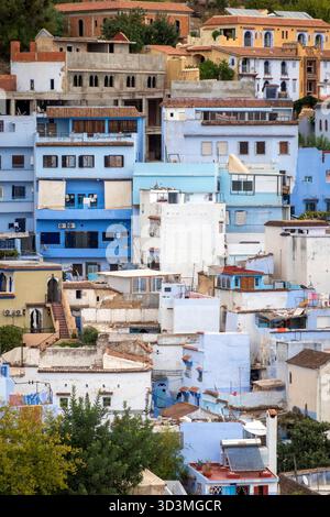 Häuser in Chefchaouen, Marokko. Die Gebäude sind auffallend in verschiedenen Farben von leuchtendem Blau und weiß gestrichen, charakteristisch für die sogenannte „Blue Pearl“ Stockfoto