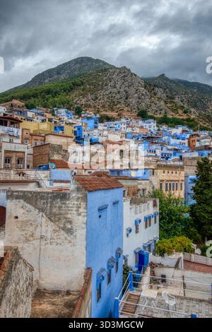 Häuser in Chefchaouen, Marokko. Die Gebäude sind auffallend in verschiedenen Farben von leuchtendem Blau und weiß gestrichen, charakteristisch für die sogenannte „Blue Pearl“ Stockfoto