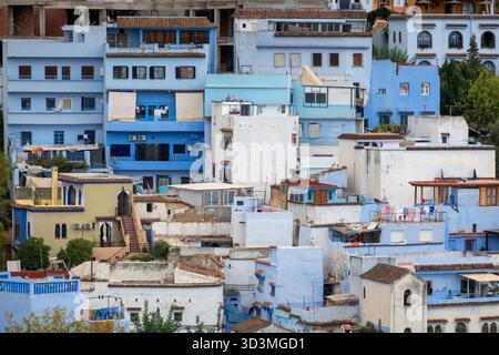 Häuser in Chefchaouen, Marokko. Die Gebäude sind auffallend in verschiedenen Farben von leuchtendem Blau und weiß gestrichen, charakteristisch für die sogenannte „Blue Pearl“ Stockfoto