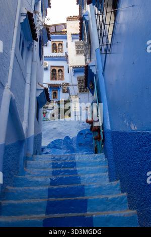 Chefchaouen, Marokko - 26. Oktober 2025: Ein fesselnder Blick auf die malerischen, engen Gassen von Chefchaouen, Marokko. Die ikonischen Gebäude sind Bade Stockfoto