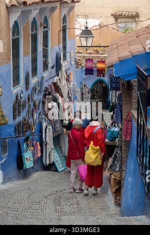 Chefchaouen, Marokko - 26. Oktober 2025: Ein fesselnder Blick auf die malerischen, engen Gassen von Chefchaouen, Marokko. Stockfoto