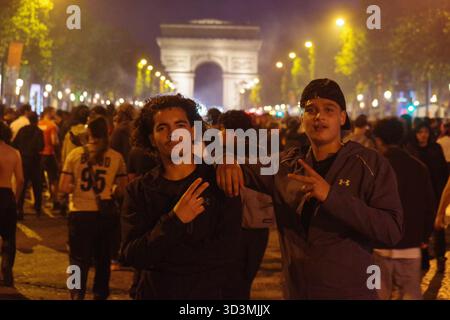 Fans des PSG-Fußballvereins feiern den Sieg ihrer Mannschaft in der Champions League auf den Champs-Elysées, 31.05.2025. Stockfoto