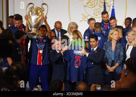Der französische Präsident Emmanuel Macron begrüßt PSG-Spieler und -Mitarbeiter nach ihrem Sieg in der UEFA Champions League im Elysée-Palast. Paris. 1. Juni 2025. Stockfoto