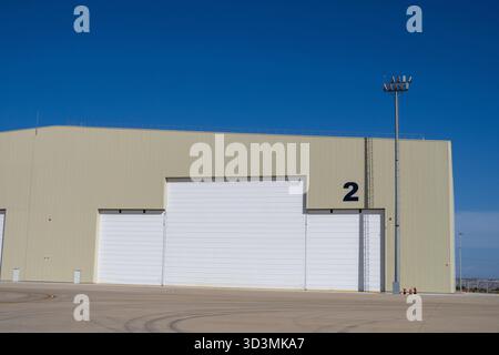 Militärischer Hangar mit geschlossenen Wartungstüren Stockfoto