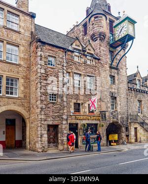 EDINBURGH, SCHOTTLAND - 22. August 2025: Die Tolbooth Tavern an der historischen Royal Mile befindet sich in einem Gebäude aus dem 16. Jahrhundert und ist nach wie vor ein beliebtes A-Hotel Stockfoto