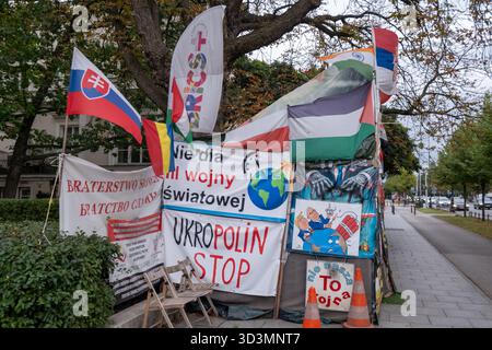 Protestlager gegen Amerika, Israel, Ukraine Russland Krieg vor der US-Botschaft und neben der Statue von Ronald Reagan, Warschau, Polen Stockfoto